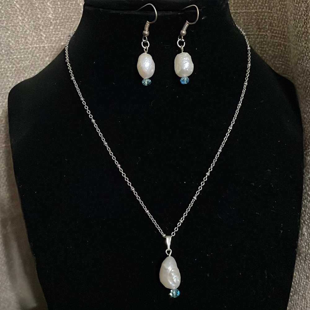 Vintage necklace silver tone with baroque pearl pendant and earrings